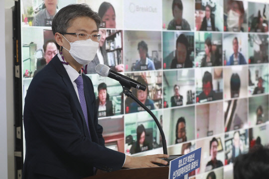 조정훈 시대전환 의원이 지난달 12일 서울 종로구 박영선 민주당 서울시장 후보 선거 사무소에서 열린 선대위 출범식에서 공동선대위원장을 맡아 발언하고 있다. 국회사진기자단=연합뉴스